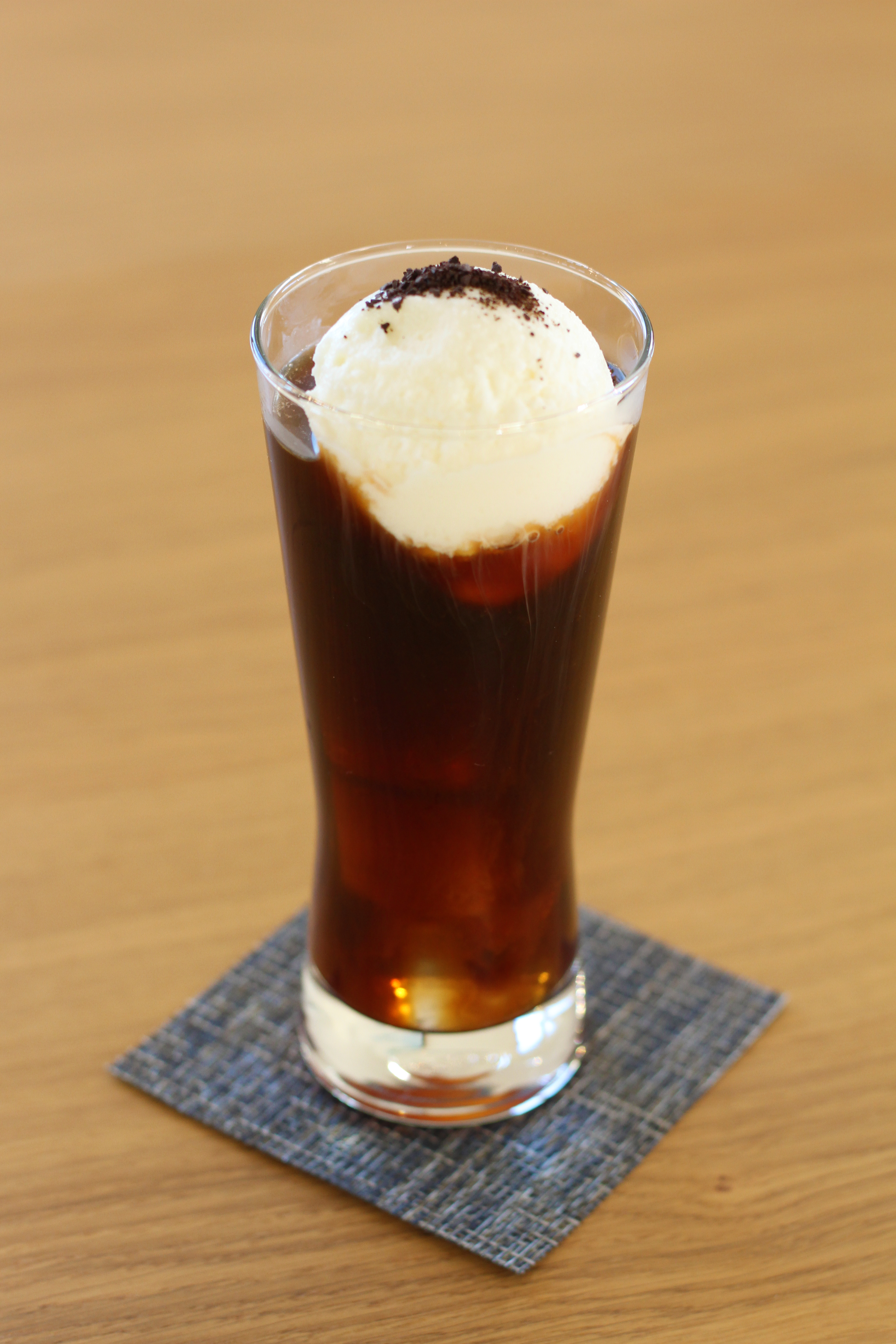 アイスコーヒーの上にジェラートがのっています 菊地ファーム